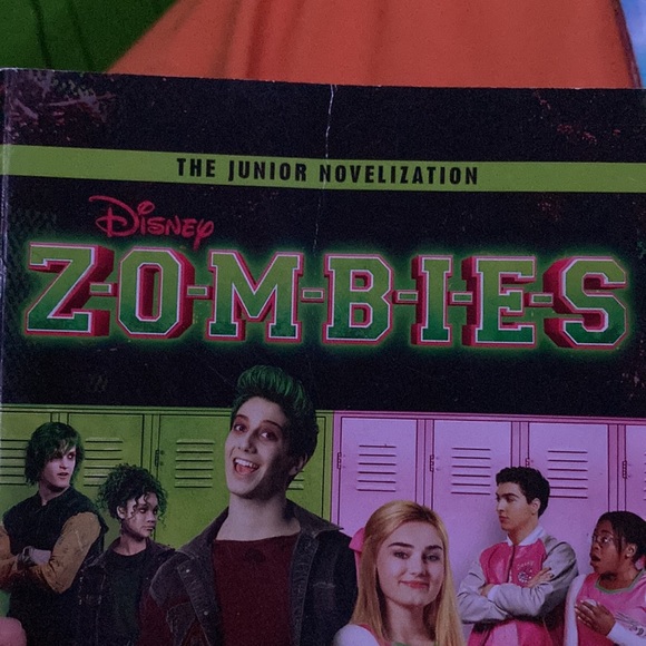 Z-O-M-B-I-E-S: The Junior Novelization - Picture 4 of 4